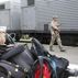 I ribelli  filo-russi fanno la guardia al treno che trasporta le prime salme e gli effetti  personali del disastro aereo (Reuters) (EPA)