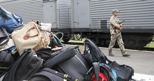  I ribelli  filo-russi fanno la guardia al treno che trasporta le prime salme e gli effetti  personali del disastro aereo (Reuters) (EPA)