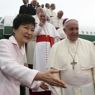 La presidente della Corea del Sud, Park Geun-hye, accoglie Papa Francesco (Reuters) (REUTERS)