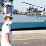 La nave della Marina Militare impegnata nell'operazione "Mare Nostrum", che ha recuperato a sud di Lampedusa i cadaveri di 18 migranti, attraccata nel porto di Pozzallo (Ansa) (ANSA)