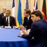Il presidente del Consiglio, Matteo Renzi (primo da destra), al tavolo del summit Nato di Newport con il presidente Usa, Barack Obama, il premier britannico, David Cameron, e la cancelliera tedesca Angela Merkel (Epa) (EPA)