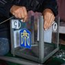 Un addetto monta un’urna in vista delle elezioni parlamentari di domenica 26 ottobre (Epa) (EPA)