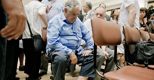 Il presidente Jos Pepe Mujica mentre fa la fila in un ambulatorio medico (Ap) 