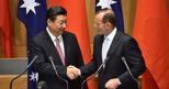 Il presidente cinese Xi Jinping e il primo ministro australiano Tony Abbott (Afp) (AFP)