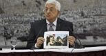 Il presidente palestinese Mahmoud Abbas  con una foto del ministro ucciso (Reuters) (Reuters)