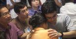 Il dolore dei parenti delle vittime del volo AirAsia, rotta Indonesia-Singapore, nell’aeroporto indonesiano di Surabaya (Epa) (EPA)