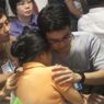 Il dolore dei parenti delle vittime del volo AirAsia, rotta Indonesia-Singapore, nell’aeroporto indonesiano di Surabaya (Epa) (EPA)
