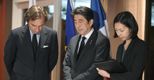 Il premier Shinzo Abe con l’ambasciatore francese in GIappone Thierry Dana (Afp) (AFP)