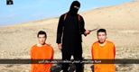 Un fermo immagine del video in cui l'Isis minaccia di uccidere due ostaggi giapponesi (Ansa) (ANSA)