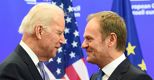 Il vice Presidente Usa, Joe Biden (a sinistra) con il presidente dell’Unione Europea, Donald Tusk, oggi a Bruxelles (AFP Photo) 