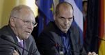Da sinistra, Wolfgang Schaeuble  e Yanis Varoufakis (AP)