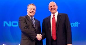 l Ceo di Nokia e Microsoft Stephen Elop e Steve Ballmer (Afp) 