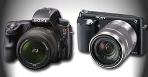 Nella foto la Sony reflex Alpha 37 (a sinistra) e la Nex F3 