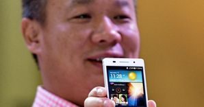 David Wei, presidente di Huawei Sud Pacifico, mostra Ascend telefono P6 (Afp) 