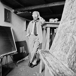 Lucio Fontana et ses lunettes spatiales, 1965. Photographie Lothar Wolleh. Dr. Oliver Wolleh  Fondazione Lucio Fontana, Milano / by SIAE / Adagp, Paris 2014