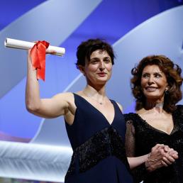 Alice Rohrwacher che vince il Grand Prix con Le meraviglie e Sofia Loren