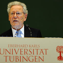 Hans Küng durante una lectio nella sua università