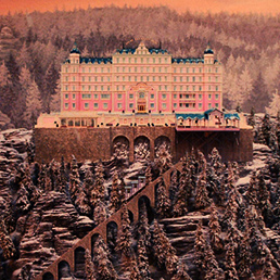 Una scena del film Grand Budapest Hotel