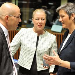 Da sinistra Jorg Asmussen, il ministro delle Finanze finlandese Jutta Urpilainen e il ministro dell'Economia Margrethe Vestager (Afp)