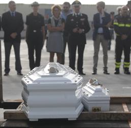 I feretri delle vittime di Lampedusa giunti a Porto Empedocle (AFP Photo)