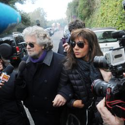 Beppe Grillo e sua moglie Parvin Tadjkarriva. (Ansa)