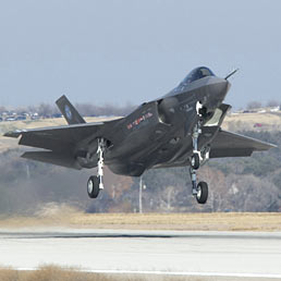 F-35: prospettive in ribasso per commesse e occupazione in Italia. Nella foto un Lockheed Martin F35 (Ansa)