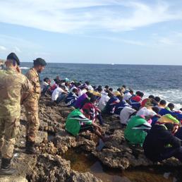 Migranti in preghiera a Lampedusa (Ansa)