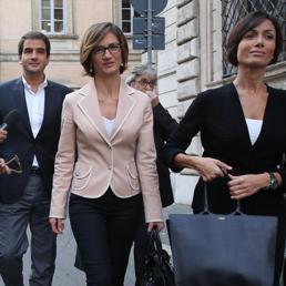 Da sinistra Raffaele Fitto, Maria Stella Gelmini e Mara Carfagna arrivano a Palazzo Grazioli per il vertice del Pdl (Ansa)