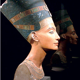 Maestro Thutmose, Busto della regina Nefertiti, moglie di Ekhnaton, museo di Berlino, XIV secolo a.C.