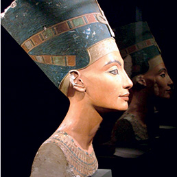 Maestro Thutmose, «Busto della regina Nefertiti, moglie di Ekhnaton», museo di Berlino, XIV secolo a.C.