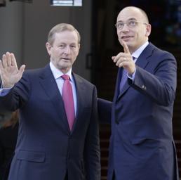 Il presidente del Consiglio Enrico Letta (a destra) con il primo ministro irlandese Enda Kenny (AP Photo)