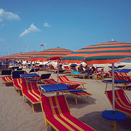 Ddl Stabilità, la vendita delle spiagge divide il Pd che in serata ritira l'emendamento allineato al Pdl (Corbis)