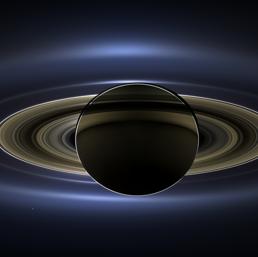 L'immagine di Saturno ricavata dalle molte esposizioni scattate il 19 luglio 2013 dalla sonda italo americana Cassini, per il progetto "Il giorno in cui la Terra sorrise. Si vedono la Terra, verso ore 16, e molti satelliti naturali del pianeta.