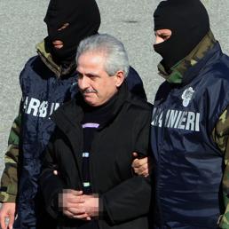 Nella foto il boss della ‘ndrangheta Pasquale Condello durante il suo arresto da parte dei Carabinieri avvenuto nel 2008 (Ansa)
