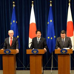 Nella foto il primo ministro giapponese Shinzo Abe (al centro) con il presidente del Consiglio europeo Herman Van Rompuy (a sinistra) e il presidente della Commissione Jos Manuel Barroso durante la conferenza stampa a margine del vertice commerciale Ue-Giappone (AFP Photo)