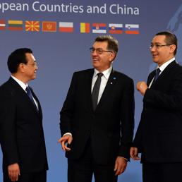 Da sinistra, il primo ministro cinese Li Keqiang con le sue controparti lituana, Algirdas Butkevicius, e rumena, Victor Ponta (Afp)