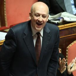 Sandro Bondi urla "vergognatevi" ai senatori del PD in aula del Senato (Ansa)