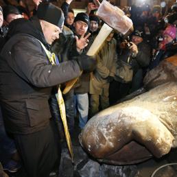Manifestanti abbattono la statua di Lenin. (Ansa)