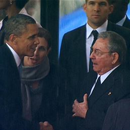 Barack Obama stringe la mano a Raul Castro (Reuters)