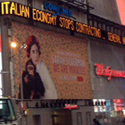 Il rullo delle notizie del Nasdaq a Times Square titola: "L'economia italiana smette di contrarsi" (Ansa)