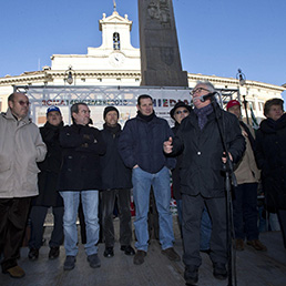 I leader sindacali di fronte a Montecitorio (Ansa)