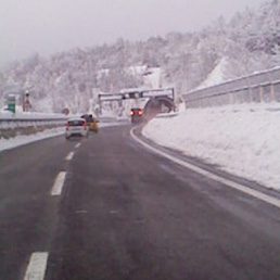 L'ingresso del tunnel del Gran Sasso sulla A24 (Ansa)