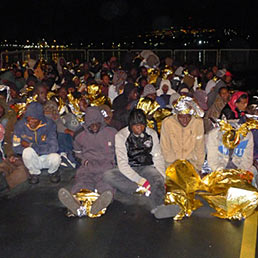 Lo sbarco dei migranti al porto di Augusta