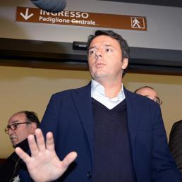 Matteo Renzi in visita all'Ospedale di Parma (Ansa)