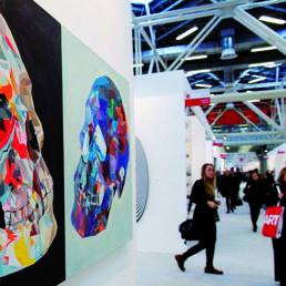 Visitatori nei padiglioni 25 e 26 della Fiera di Bologna in occasione di «Artefiera»