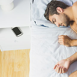 Stop agli smartphone dopo le 21, le luci blu rovinano il sonno e non solo