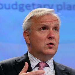 Il commissario agli affari monetari Ue, Olli Rehn. (Epa)