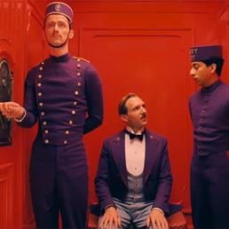 Una scena tratta dal film The Grand Budapest Hotel di Wes Anderson