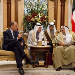 Enrico Letta con l'emiro del Kuwait Sheikh Sabah Al-Ahmad Al-Sabah (Ansa)
