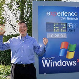 2001, Bill Gates mostra il primo CD di Windows XP (Olycom)